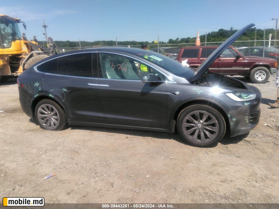2020 Tesla Model X — photo 13