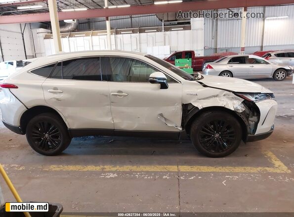2021 Toyota Venza — photo 13
