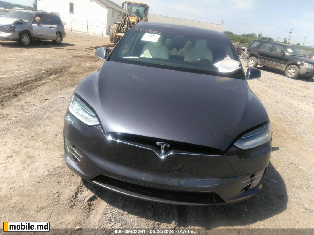 2020 Tesla Model X — photo 12