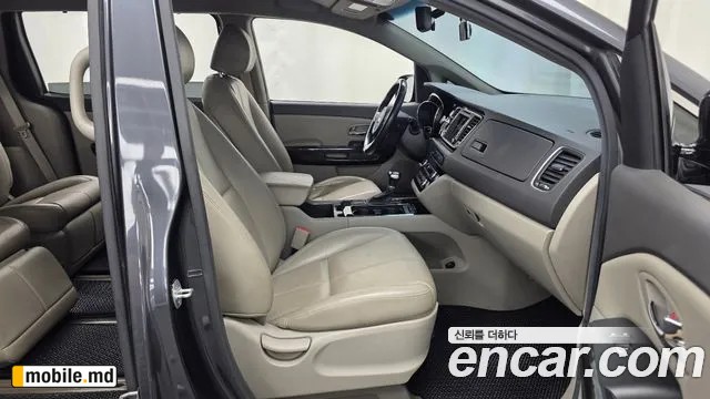 2017 Kia Canival — photo 11